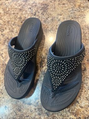 CROCS WOMENS 8 BLACK MONTEREY DIAMANTÉ WEDGE FLIP FLOPS